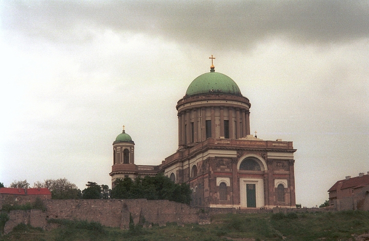 01 Approaching Budapest.jpg - ASCII